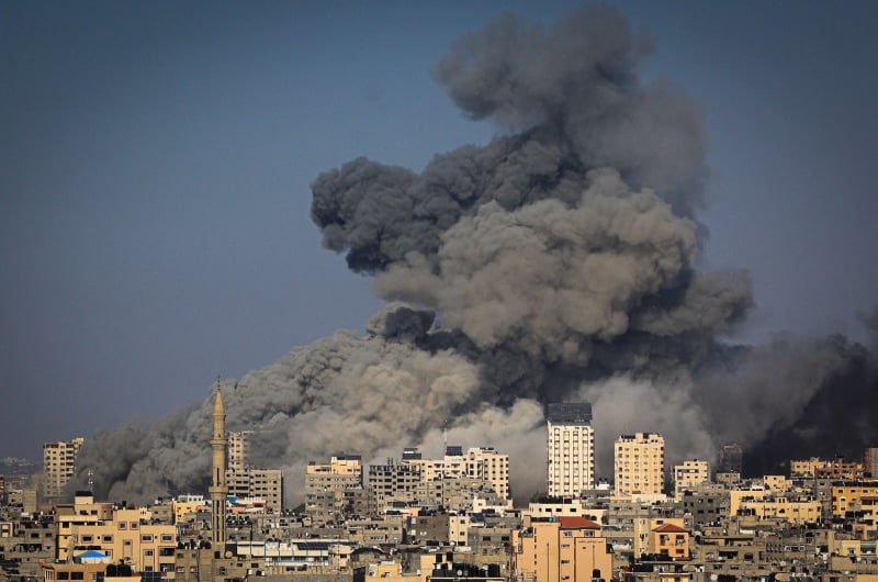 كتائب القسام تعلن مقتل 13 “أسيرا بينهم أجانب” في القصف الإسرائيلي على غزة