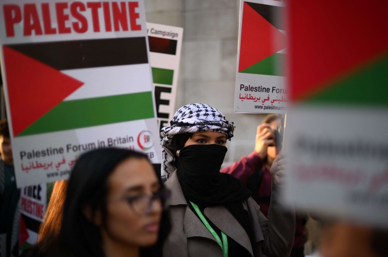 “التايمز” تهاجم أكاديميين دافعوا عن حق الفلسطينيين بالدفاع عن أنفسهم ونائب مسلم يهاجم منظمة إسلامية