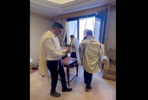 وزير الاتصالات الإسرائيلي يتفقد نسخة من التوراة في معرض الكتاب بالرياض ويشيد بـ”العلاقات المزدهرة” مع السعودية- (فيديو)