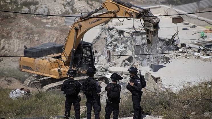 الضفة.. إسرائيل تهدم منزلا وتعتقل 7 فلسطينيين في مخيم الجلزون