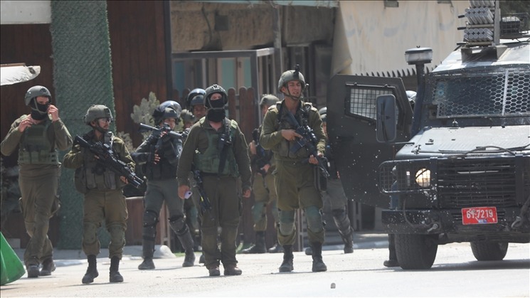 جيش الاحتلال الإسرائيلي يقتحم عدة مناطق بالضفة والقدس ويعتقل فلسطينيين
