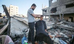 حلاقون من غزة يقدمون خدماتهم مجانا للنازحين تحت القصف الإسرائيلي
