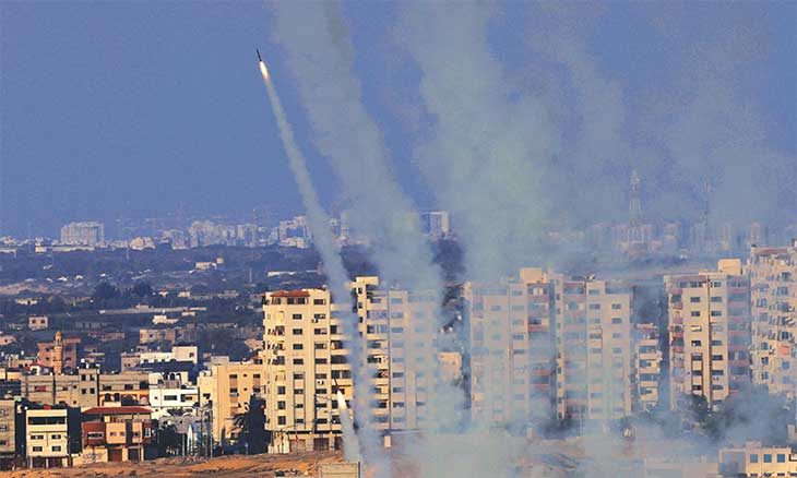 خيارات إسرائيل المقبلة: عملية برية بتكاليف باهظة أم هجمات جوية تدمّر غزة؟