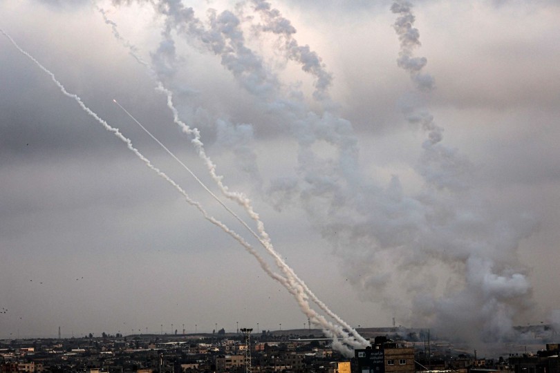 إطلاق 150 صاروخا من قطاع غزة نحو عسقلان ردا على تهجير المدنيين