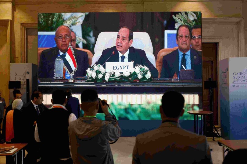 كيف نظرت إسرائيل إلى قطر وهديتها لقمة القاهرة؟
