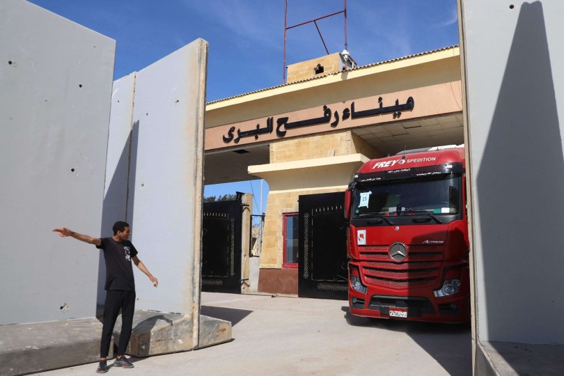 مسؤول فلسطيني: دخول فريق طبي وشاحنات تحمل مساعدات لغزة من معبر رفح