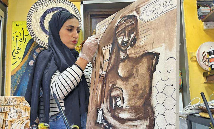 لوحة «نصف حياة»: فنانة أردنية تجسد معاناة غزة بـ «الحناء»