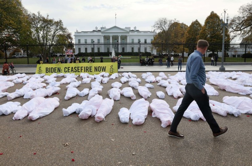ناشطون أمريكيون يعرضون عشرات الأكفان أمام البيت الأبيض “رمزية” لضحايا الحرب في غزة- (صور)