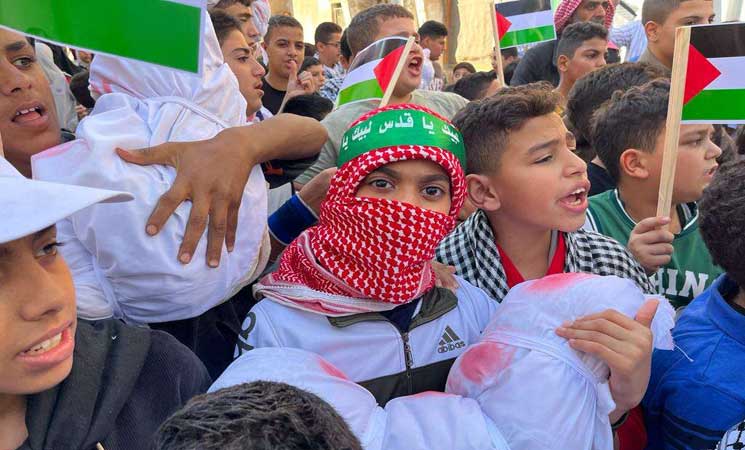 اطفال الاردن ينظمون مسيرة اكفان دعما لاطفال غزة 13ipj-12