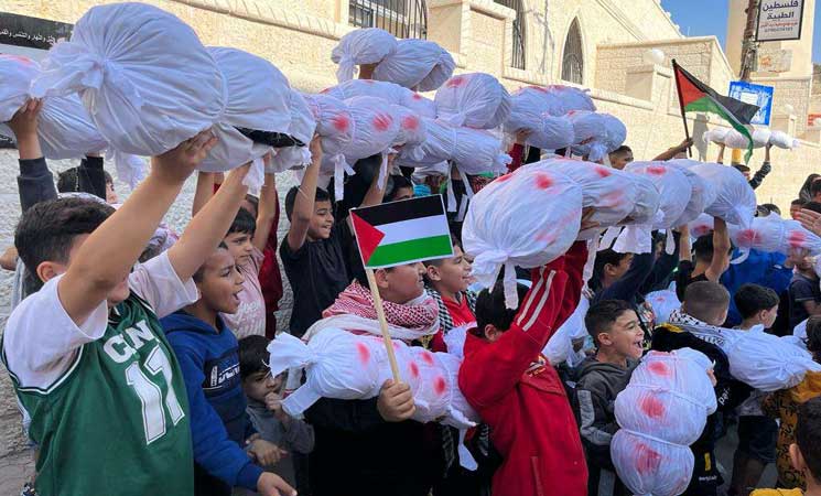 اطفال الاردن ينظمون مسيرة اكفان دعما لاطفال غزة 14ipj-8