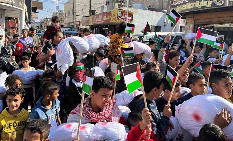 اطفال الاردن ينظمون مسيرة اكفان دعما لاطفال غزة 15ipj-8