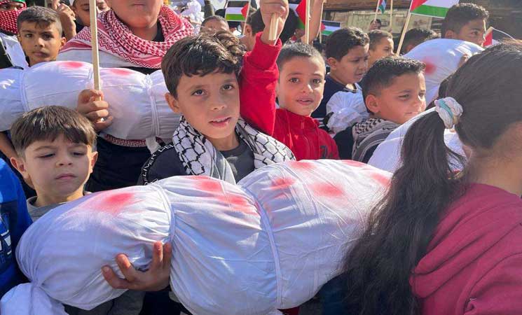 اطفال الاردن ينظمون مسيرة اكفان دعما لاطفال غزة 17ipj-4