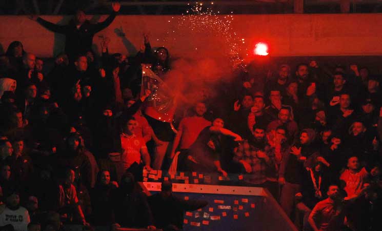 سوسيداد ينتقد جماهير بنفيكا بعد إلقاء ألعاب نارية خلال مباراة الفريقين بدوري أبطال أوروبا- (صور وفيديو)
