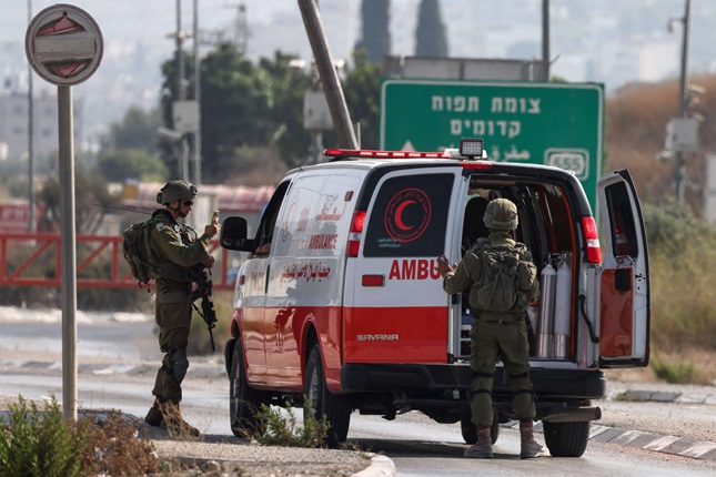 الهلال الأحمر الفلسطيني: جيش الاحتلال اعتقل مصاباً من سيارة إسعاف