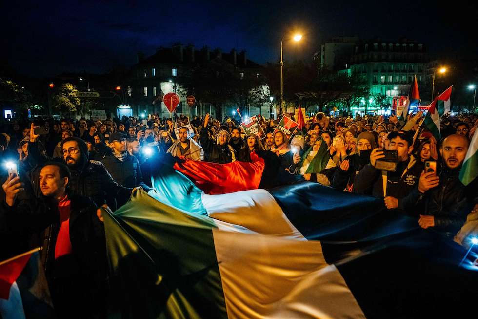 الآلاف يهتفون “فلسطين حرة” في مظاهرات باريس وبروكسل وجنيف وكيب تاون- (فيديوهات)