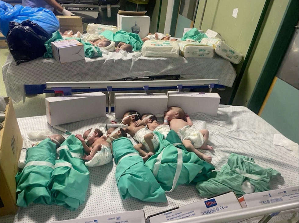 استشهاد 5 أطفال رضّع و7 مرضى في العناية المركزة بمستشفى الشفاء في غزة و”جرحى في الشوارع بدون رعاية”- (تغريدة وفيديو)
