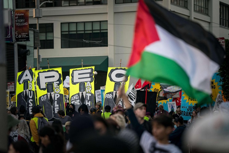 تظاهرة في سان فرانسيسكو عشية قمة ابيك رفضا للنيوليبرالية وتضامنا مع الفلسطينيين
