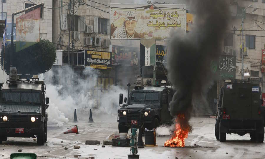 جيش الاحتلال يستهدف بالغاز ساحة الطوارئ بمستشفى طولكرم
