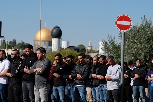 لجمعة سابعة.. قيود إسرائيلية تمنع الفلسطينيين من الصلاة في “الأقصى”- (فيديو وصور)