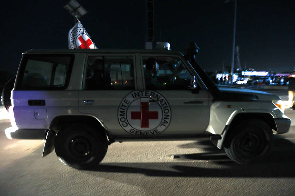 إعلام عبري: بدء تسليم 10 محتجزين إسرائيليين في غزة للصليب الأحمر 