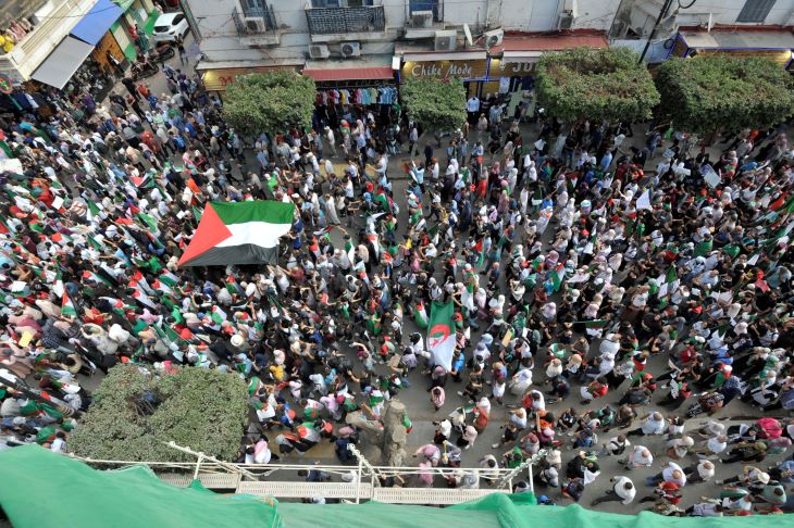 حزب جزائري يدعو فرنسا عبر سفيرها لموقف أكثر توازنا في فلسطين.. وبرلماني يعلن التبرع بقيمة صاروخين للمقاومة ـ (فيديو)
