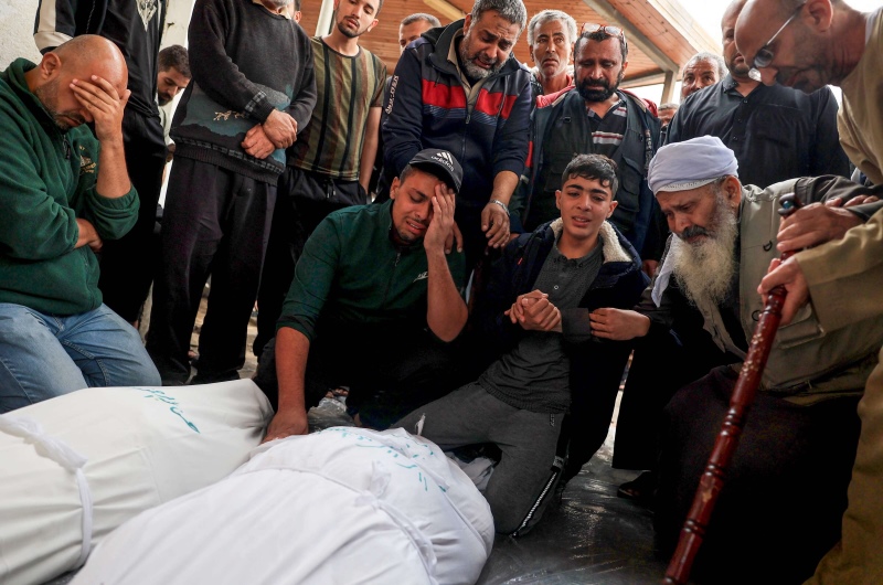 أطفال وجرحى يموتون في المستشفيات.. شهداء العدوان على غزة يتجاوزون 11 ألفا- (فيديوهات)