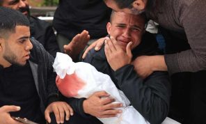 فلسطيني دفن طفله الشهيد تحت بلاط الطابق الأرضي في المشفى الإندونيسي