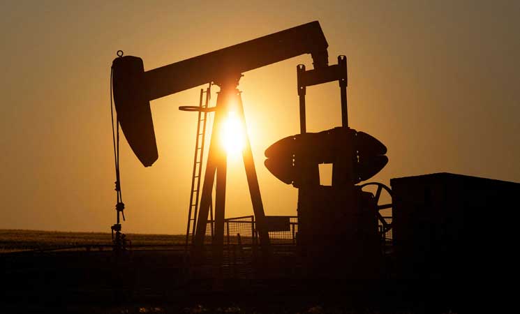 النفط يتراجع وسط توقعات ببلوغ الإنتاج الأمريكي ذروته