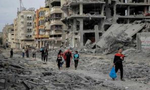 سكان غزة يستغلون الهدنة الإنسانية ويخرجون لمناطق نائية وللبحر لتنشق هواء غير ملوث بالبارود ورؤية مدى أكبر للحرية