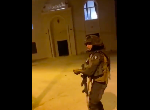 جندي إسرائيلي يلقي قنبلة داخل مسجد أثناء رفع الأذان.. وغضب واسع- (فيديو)