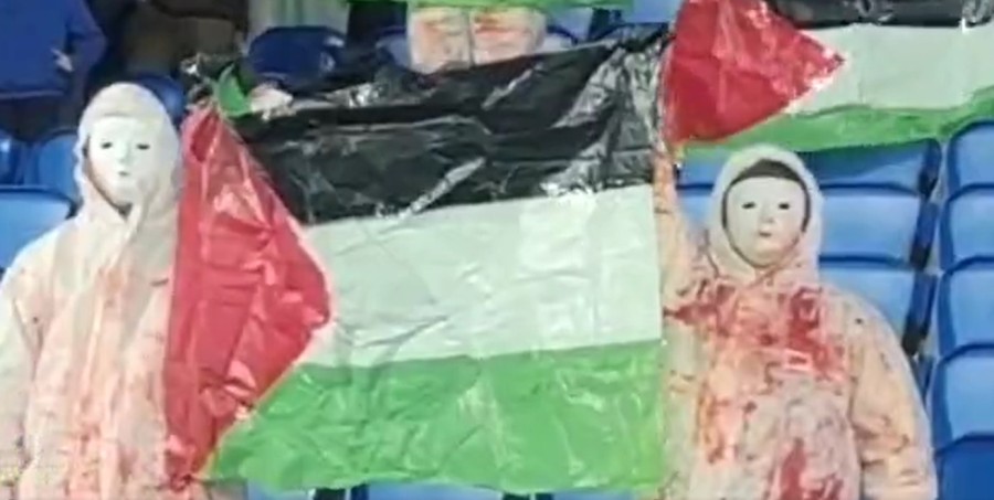 جماهير ريال سوسيداد الإسباني تعبر عن تضامنها مع غزة بملابس ملطخة باللون الأحمر وأعلام فلسطين- (فيديو)