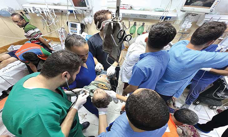غزة: طاقم «الشفاء» يدفن 179جثمانا بينها سبعة أطفال خُدّج في «قبر جماعي»