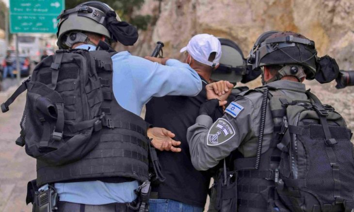 الجيش الإسرائيلي ينفذ حملة اعتقالات غير مسبوقة بقرية في الضفة
