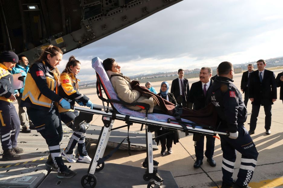 وزير الصحة التركي يستقبل مرضى غزة في مطار أنقرة- (صور)