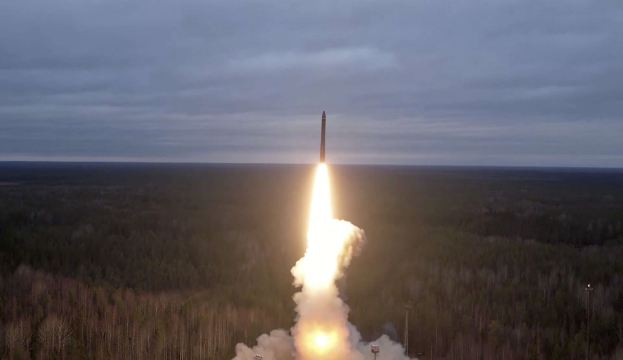 روسيا تضع صاروخا باليستيا عابرا للقارات بمنصة إطلاق قرب موسكو- (فيديو)