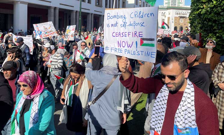 آلاف المغاربة يتظاهرون في الرباط تضامنا مع غزة 10ipj-7
