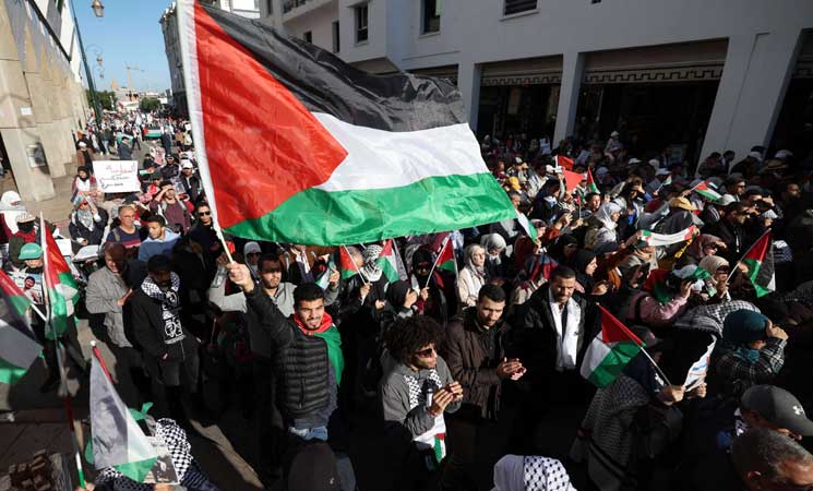 آلاف المغاربة يتظاهرون في الرباط تضامنا مع غزة 12ipj-6