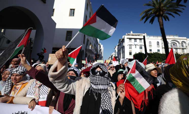 آلاف المغاربة يتظاهرون في الرباط تضامنا مع غزة 13ipj-6
