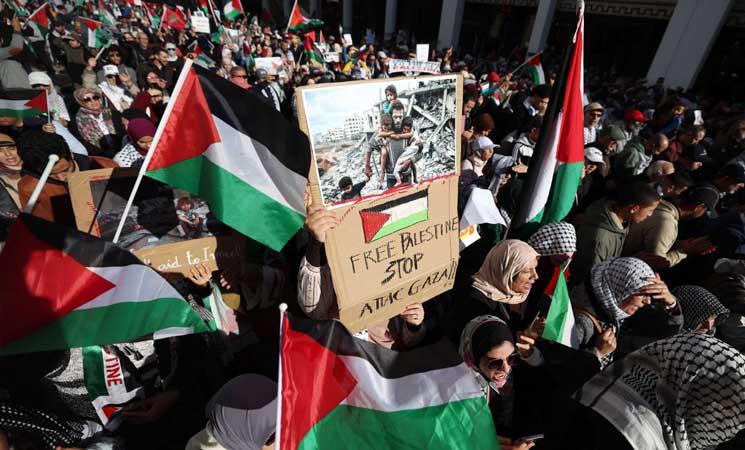 آلاف المغاربة يتظاهرون في الرباط تضامنا مع غزة 14ipj-4