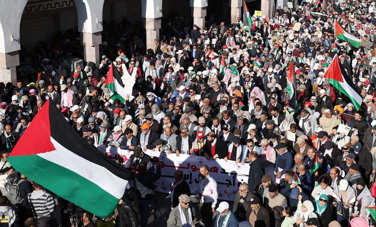 آلاف المغاربة يتظاهرون في الرباط تضامنا مع غزة 15ipj-3