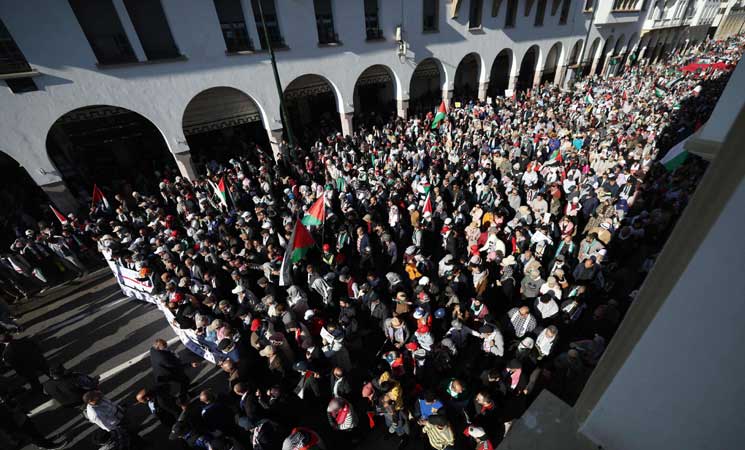 آلاف المغاربة يتظاهرون في الرباط تضامنا مع غزة 17ipj-1