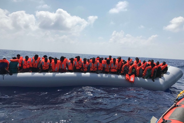 فقدان 61 مهاجراً قبالة ليبيا جراء انقلاب قاربهم