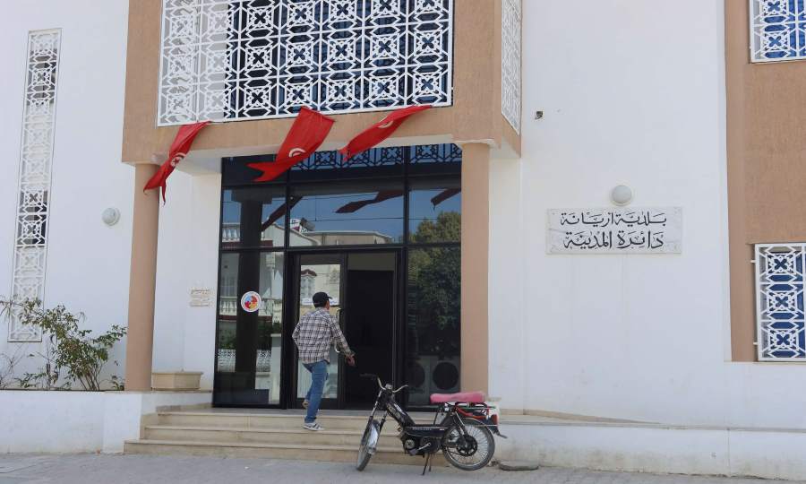 تونس.. انطلاق الاقتراع في أول انتخابات للمجالس المحلية