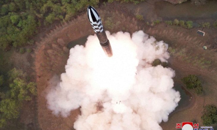 كيم أشرف على “تجربة إطلاق” صاروخ بالستي عابر للقارات من طراز “هواسونغ-18”