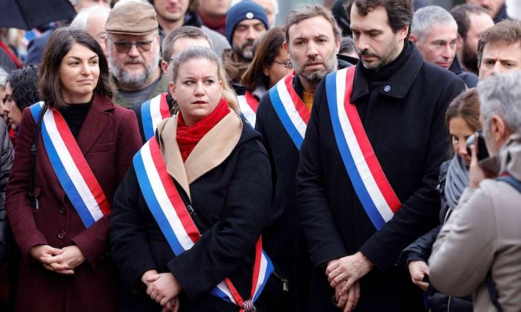 「不服従のフランス（LFI）」党のトーマス・ポルト議員（写真中央）