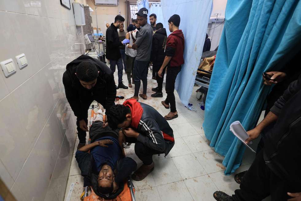 مستشفى ناصر بجنوب غزة يعج بالجرحى والشهداء في اليوم الثالث من تجدد الصراع