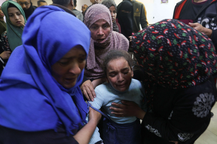 شهداء وجرحى في قصف إسرائيلي استهدف بوابة مستشفى كمال عدوان شمال قطاع غزة