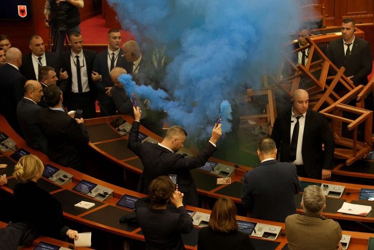 فوضى عارمة.. دخان وشجار بالكراسي في جلسة للبرلمان الألباني- (فيديو)