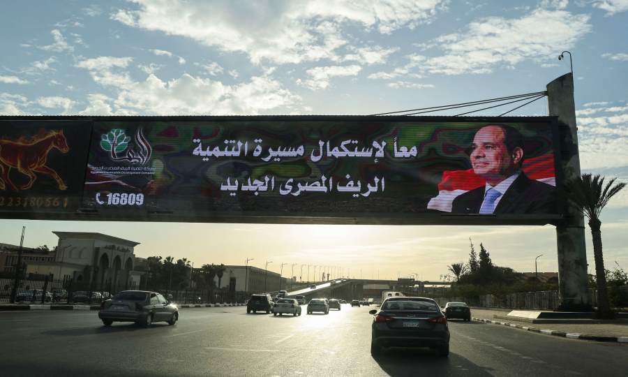 المصريون يتوجهون إلى صناديق الإقتراع في انتخابات تخيم عليها حرب غزة