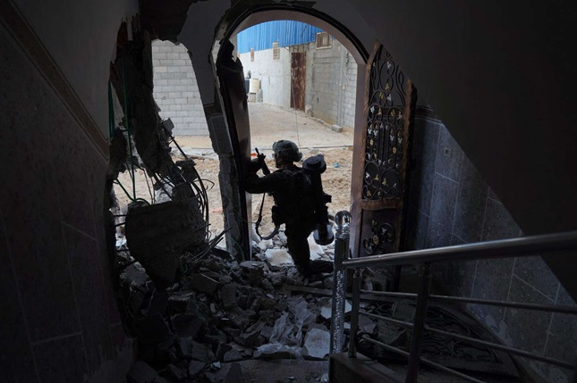الجيش الإسرائيلي: قوات خاصة انتشلت جثة رهينة من غزة